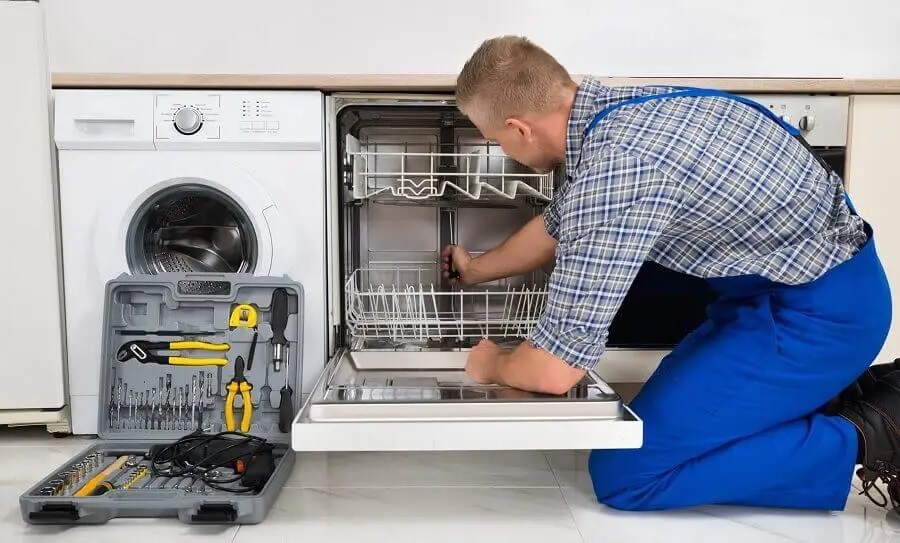 Erenler Luxell servisi teknisyen ekibi beyaz eşya tamiri yaparken